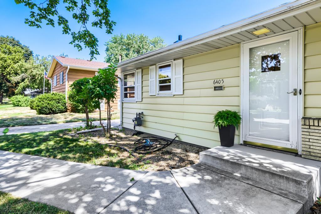 Welcome to this cozy, inviting home. 3 bedrooms on main level.