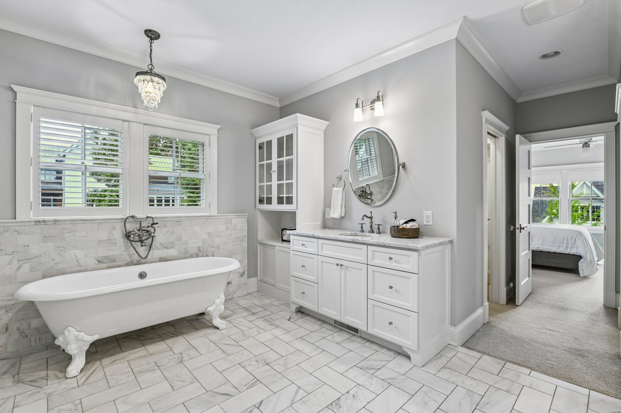 Spa-inspired primary bath – soaking tub