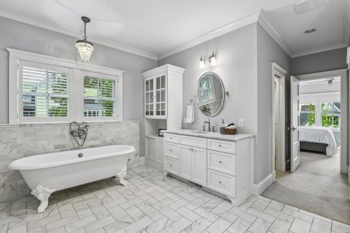 Spa-inspired primary bath â soaking tub