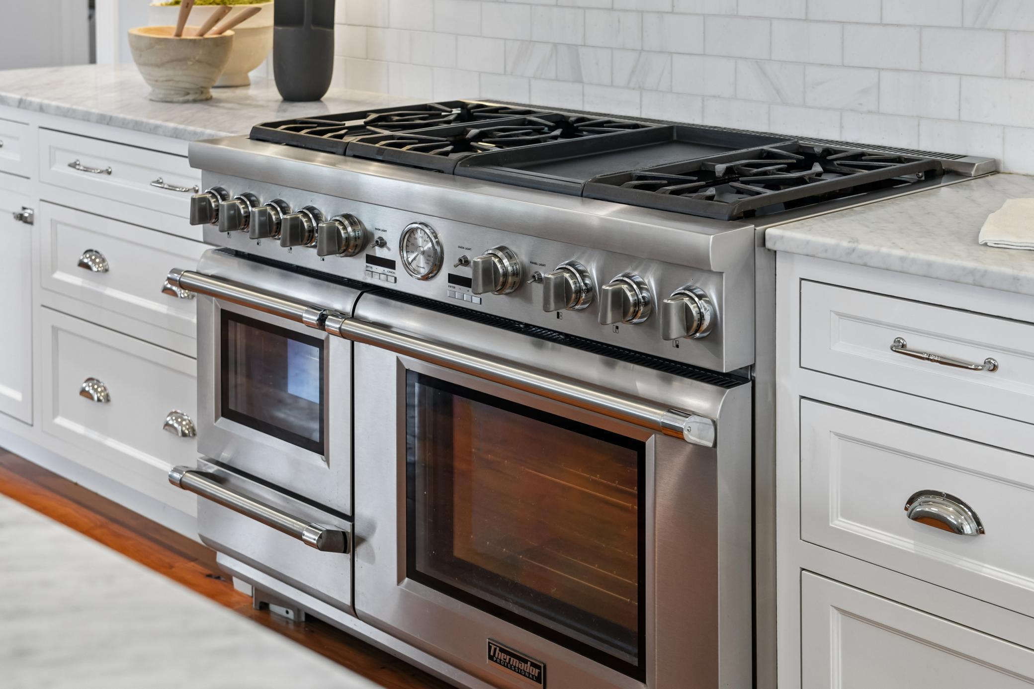 Professional-grade six-burner gas range
