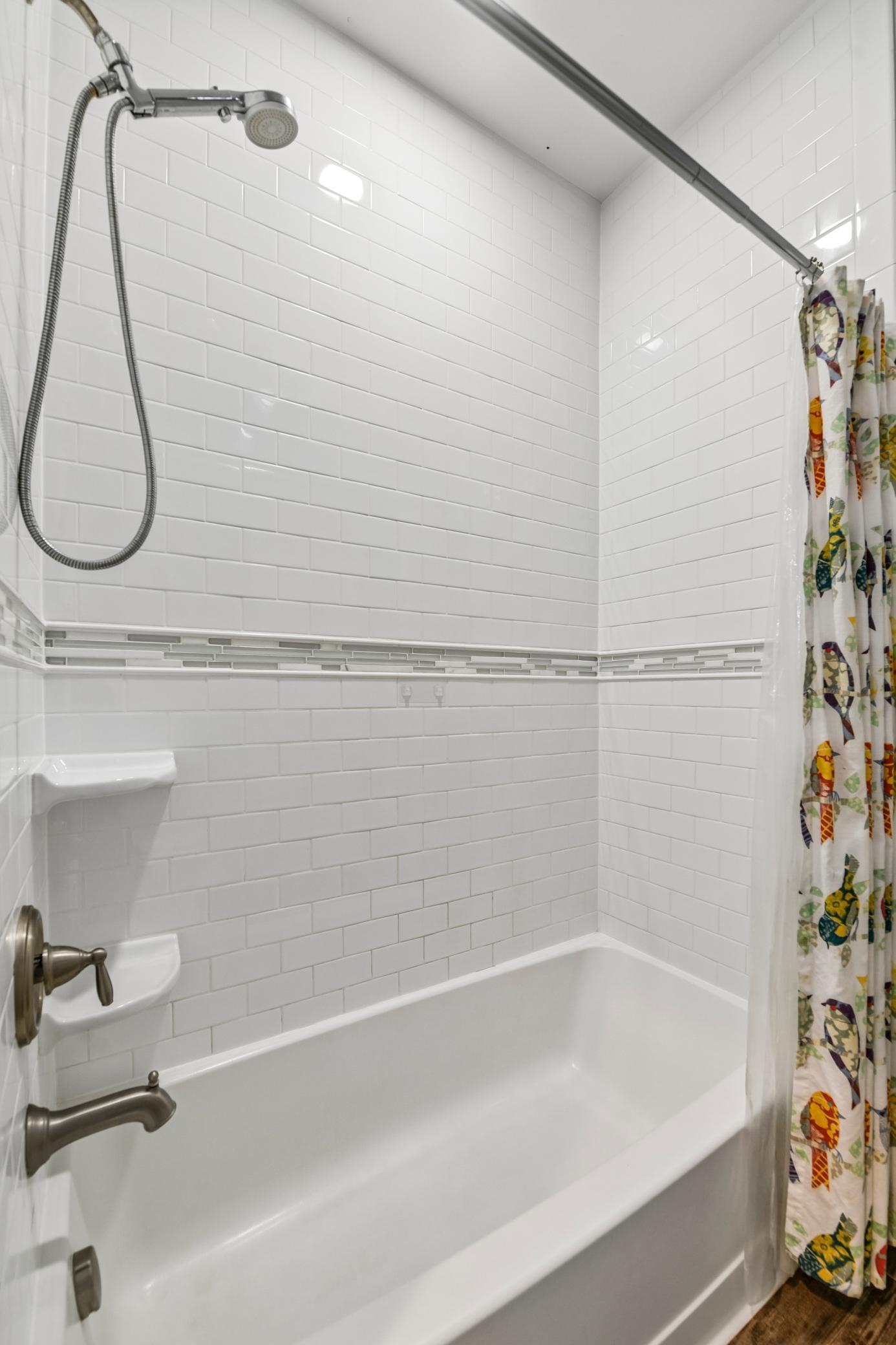 Upper-level full bathroom