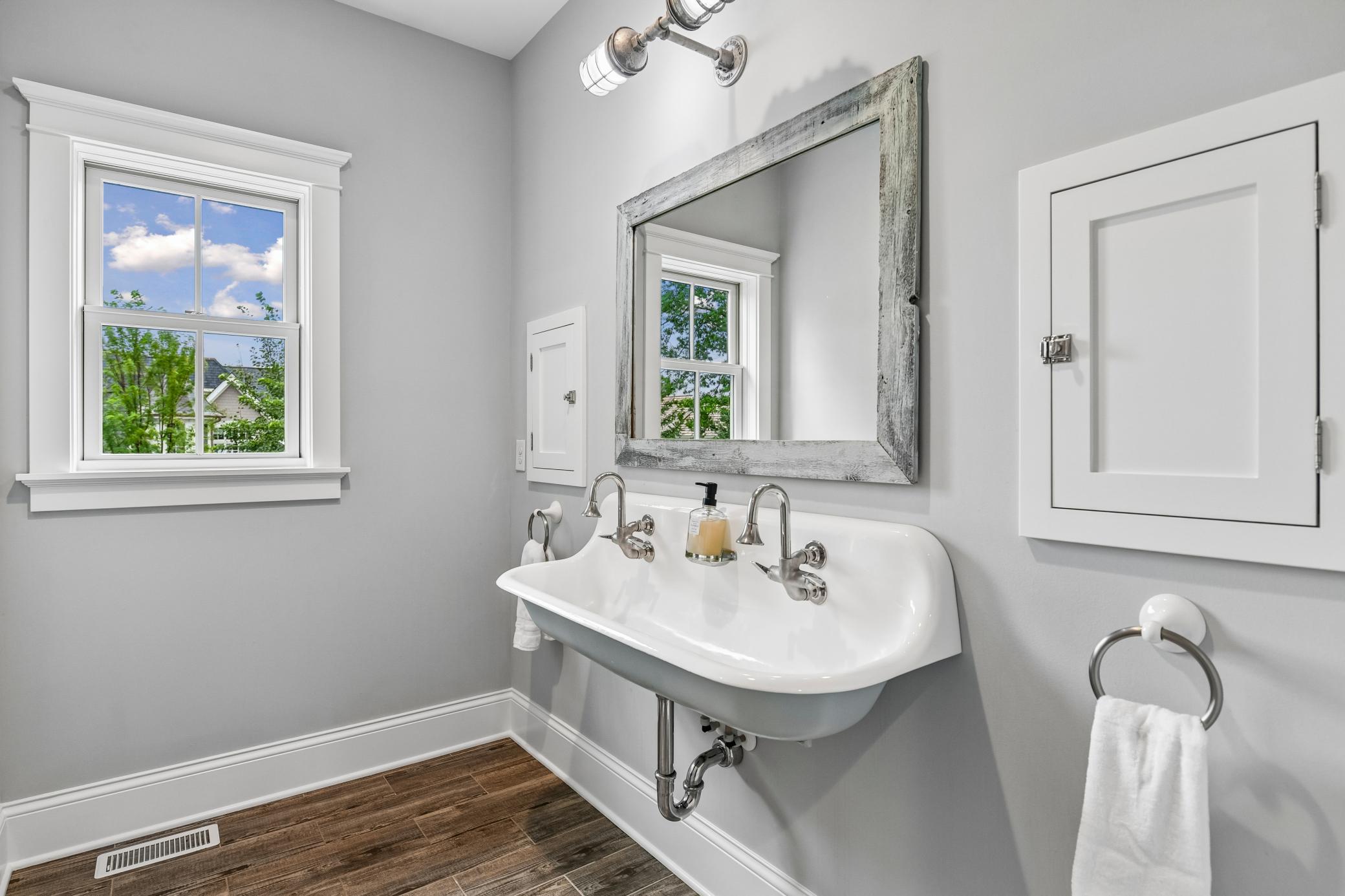 Upper-level full bathroom