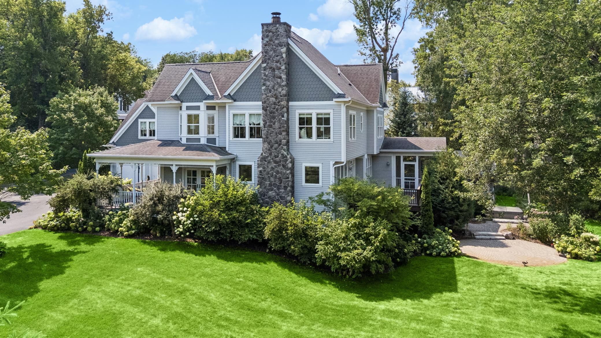 Private backyard – expansive lawn