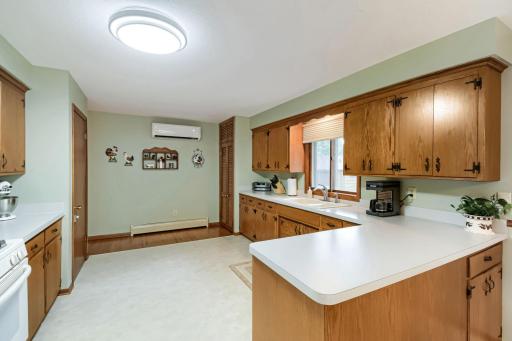 6907 46th Ave N - Web Quality - 010 - 10 Kitchen.jpg