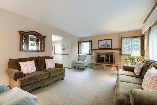 6907 46th Ave N - Web Quality - 008 - 08 Living Room.jpg
