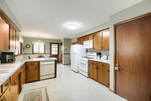 6907 46th Ave N - Web Quality - 012 - 12 Kitchen.jpg