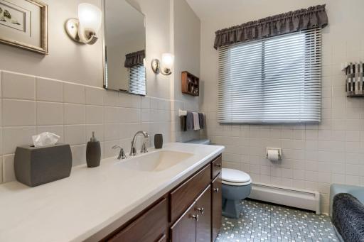 6907 46th Ave N - Web Quality - 025 - 25 Bathroom.jpg