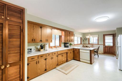 6907 46th Ave N - Web Quality - 011 - 11 Kitchen.jpg