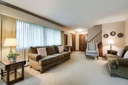 6907 46th Ave N - Web Quality - 006 - 06 Living Room.jpg
