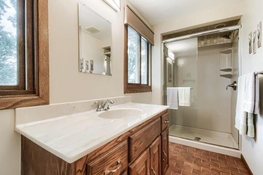 6907 46th Ave N - Web Quality - 026 - 26 Bathroom.jpg