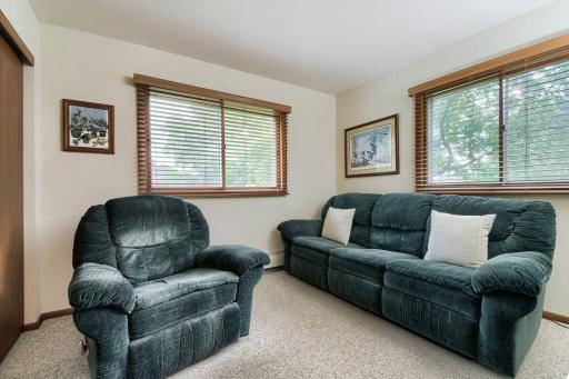 6907 46th Ave N - Web Quality - 017 - 17 Family Room.jpg