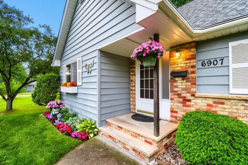 6907 46th Ave N - Web Quality - 001 - 01 Exterior Front.jpg