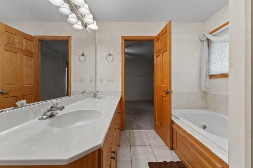 Primary en suite bath