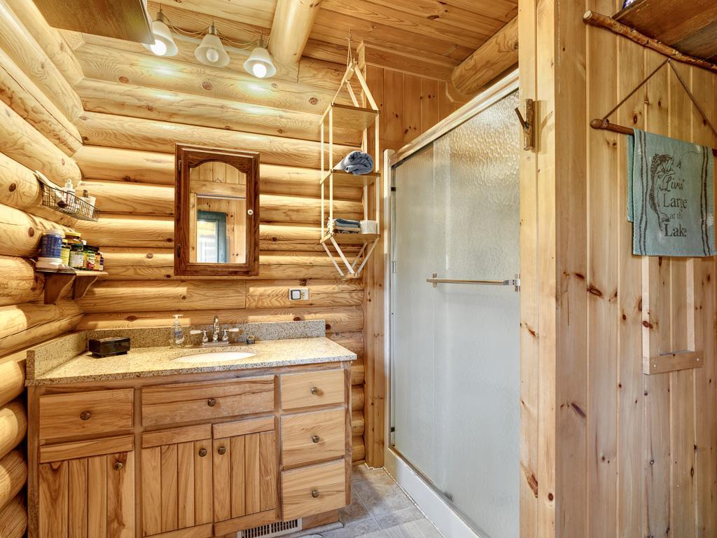 12 - Bathroom.jpg