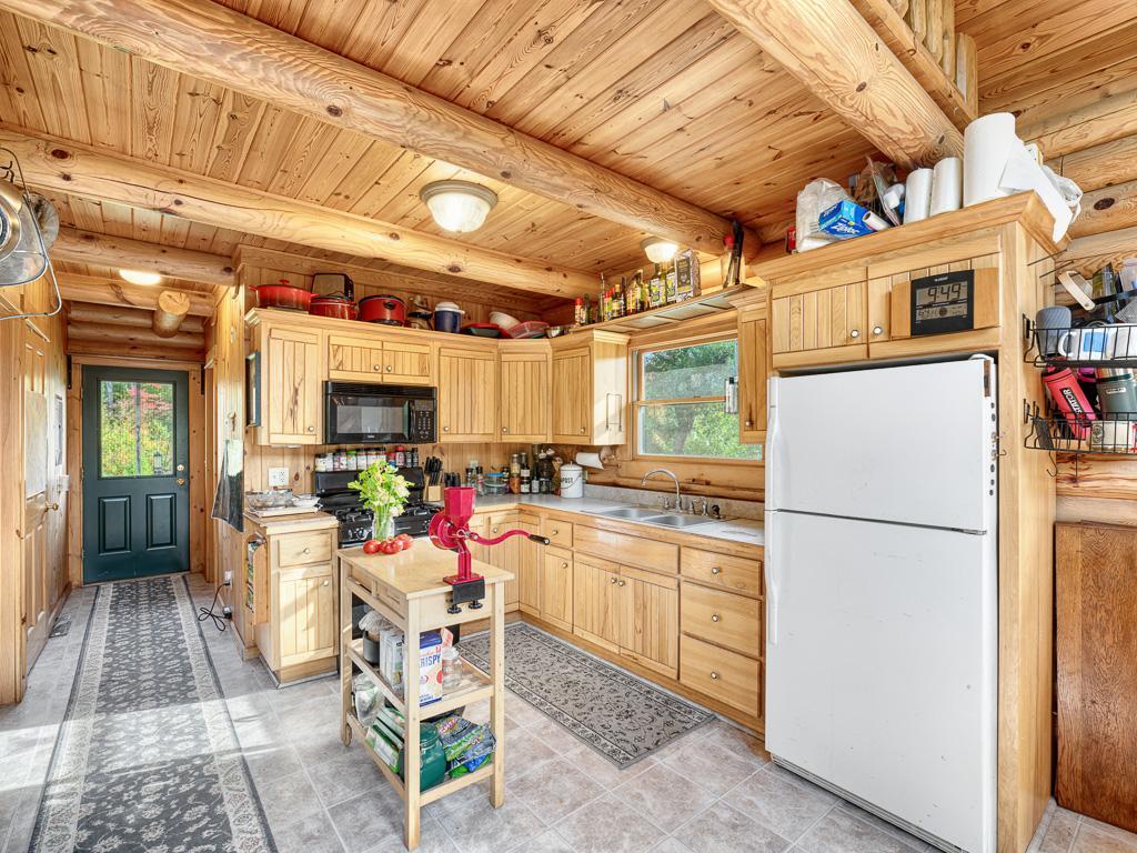 8 - Kitchen.jpg