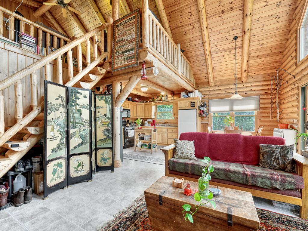 6 - Living Room.jpg