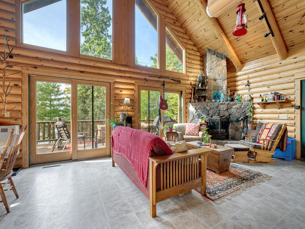 5 - Living Room.jpg