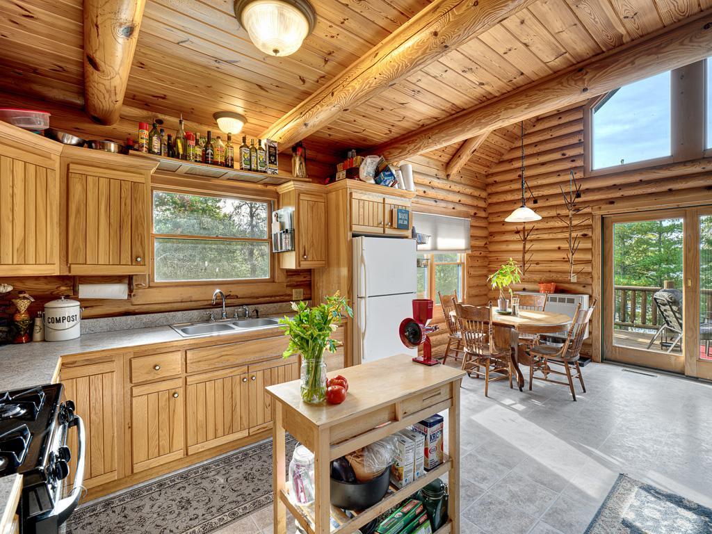 10 - Kitchen.jpg
