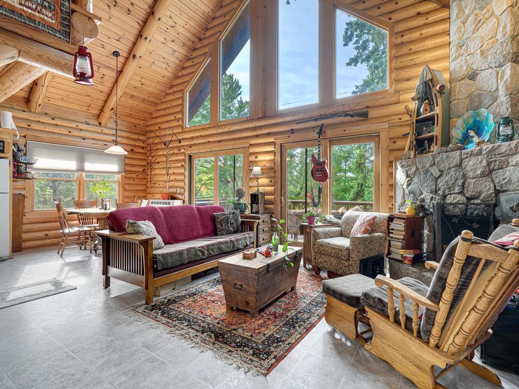 4 - Living Room.jpg