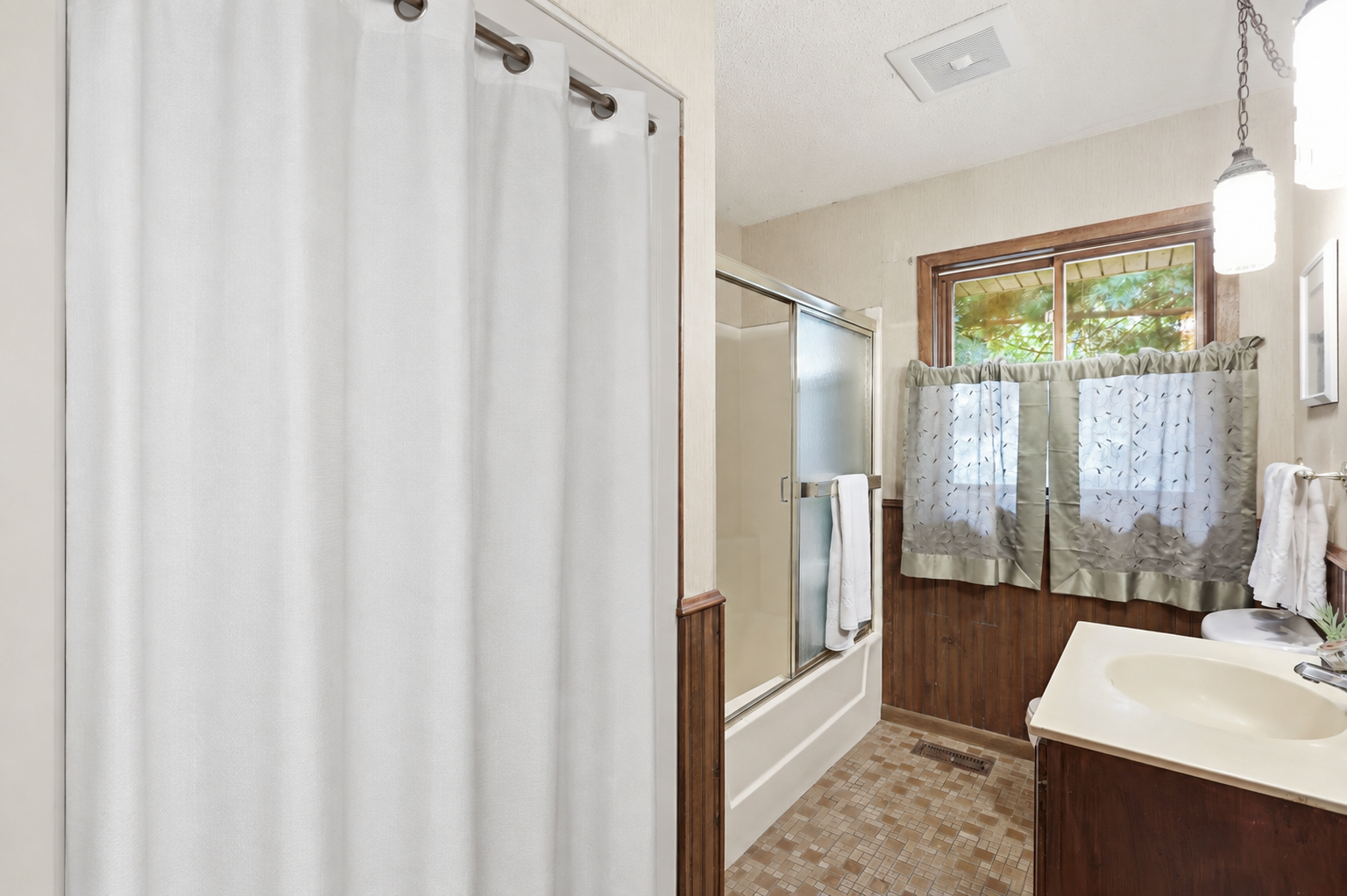 Main level full size bathroom