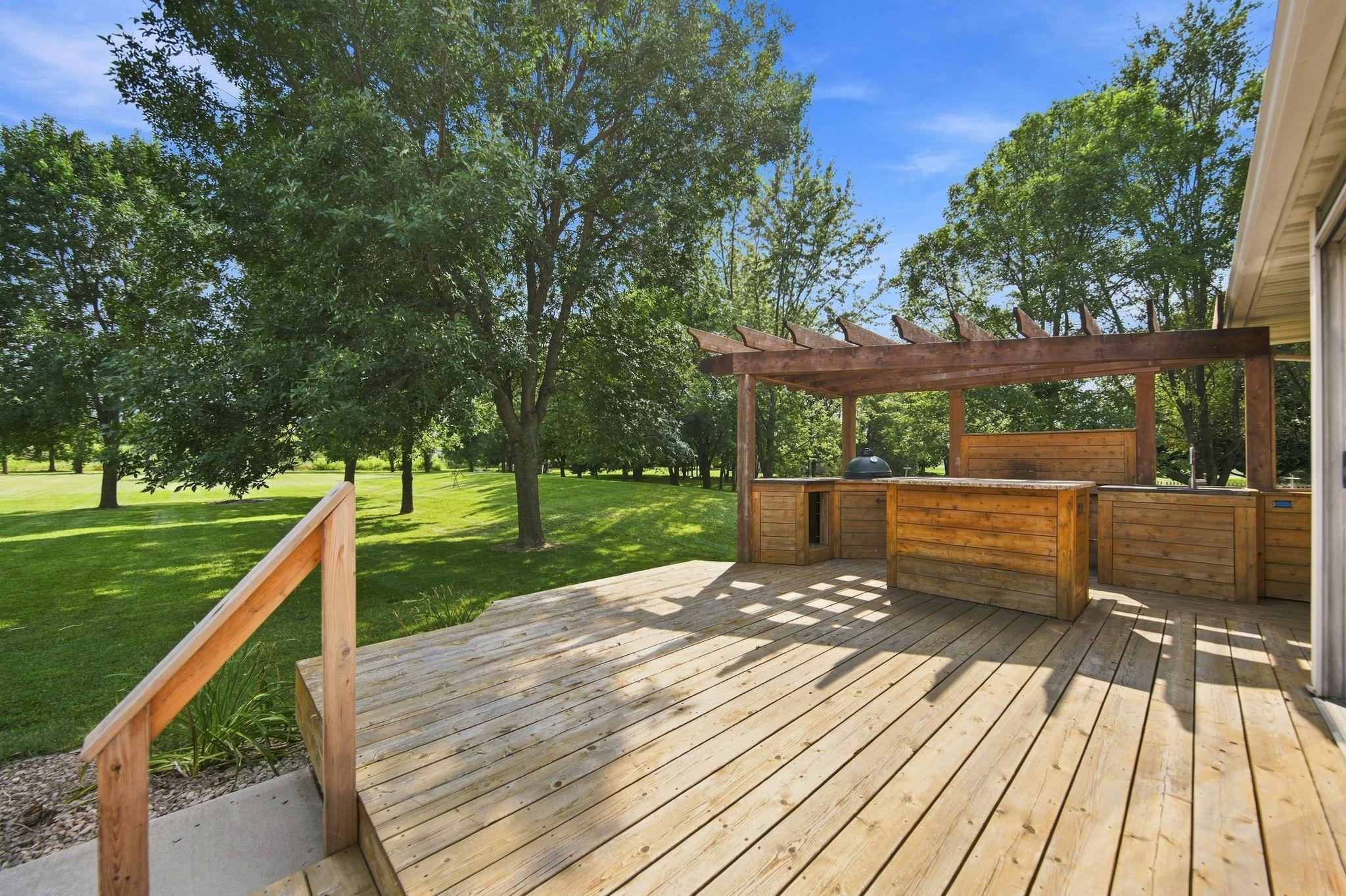 Deck has built-ins for all your entertaining needs!
