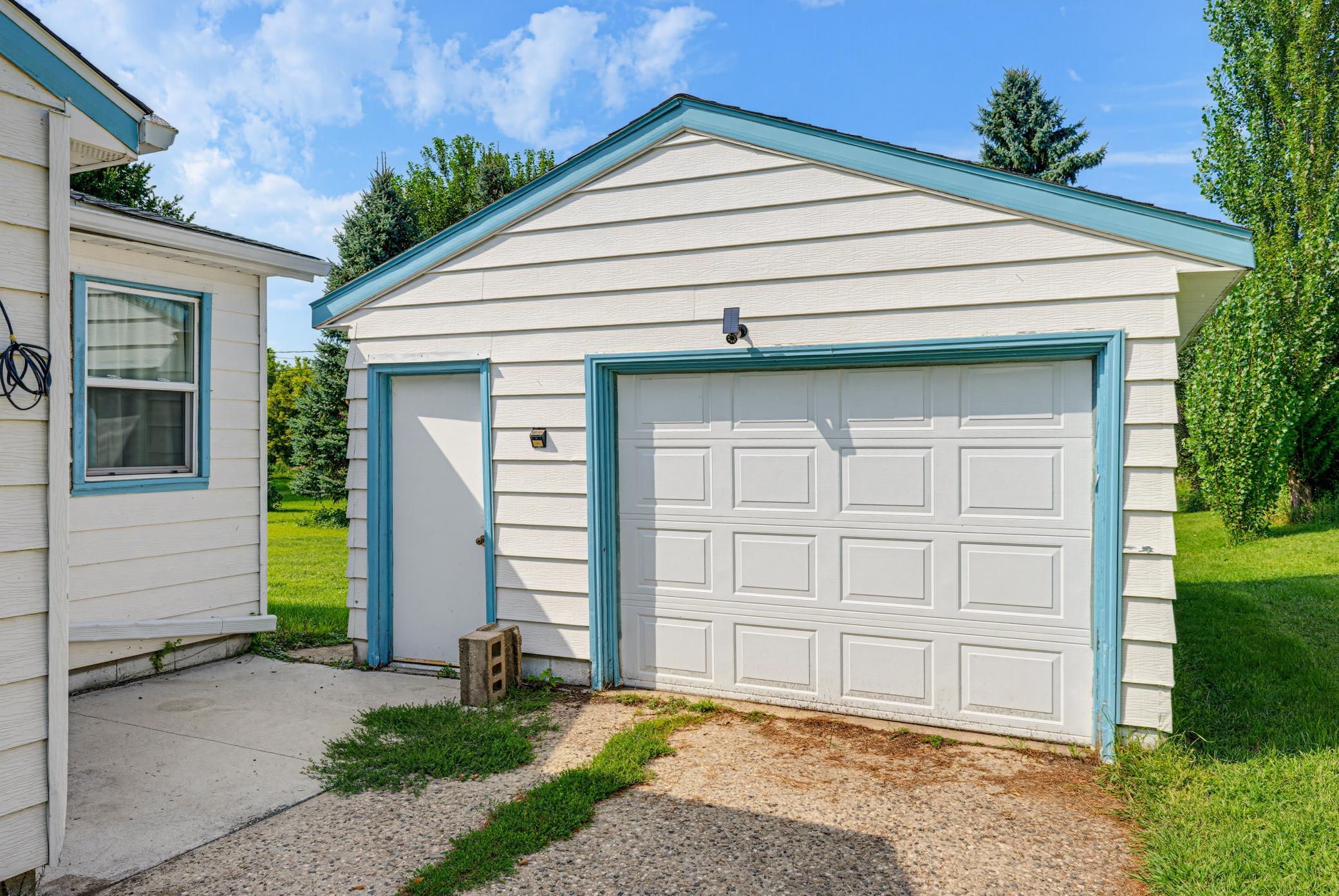 The detached garage is 16'x22'.