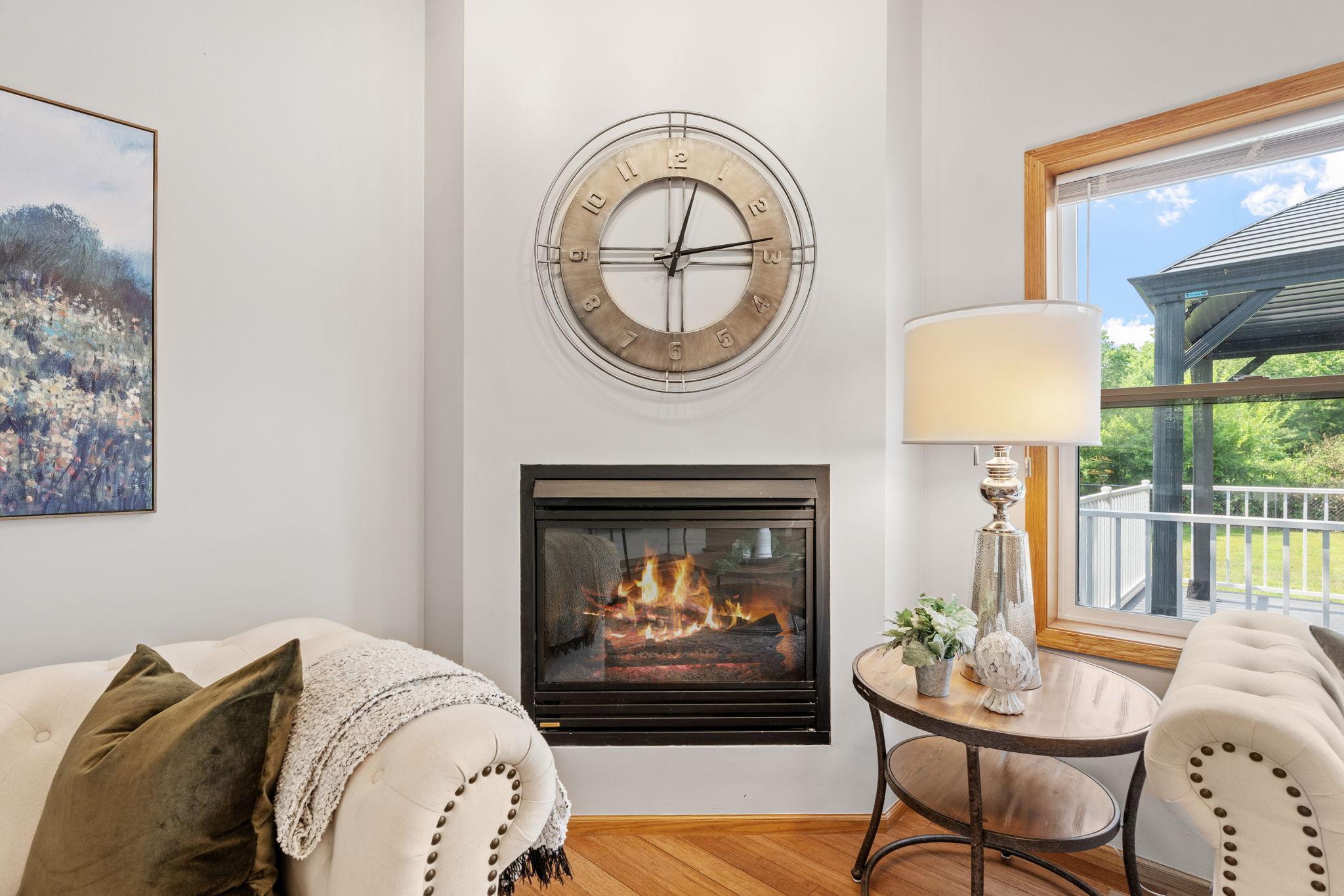 22-web-or-mls-9290 Creek Way-22.jpg