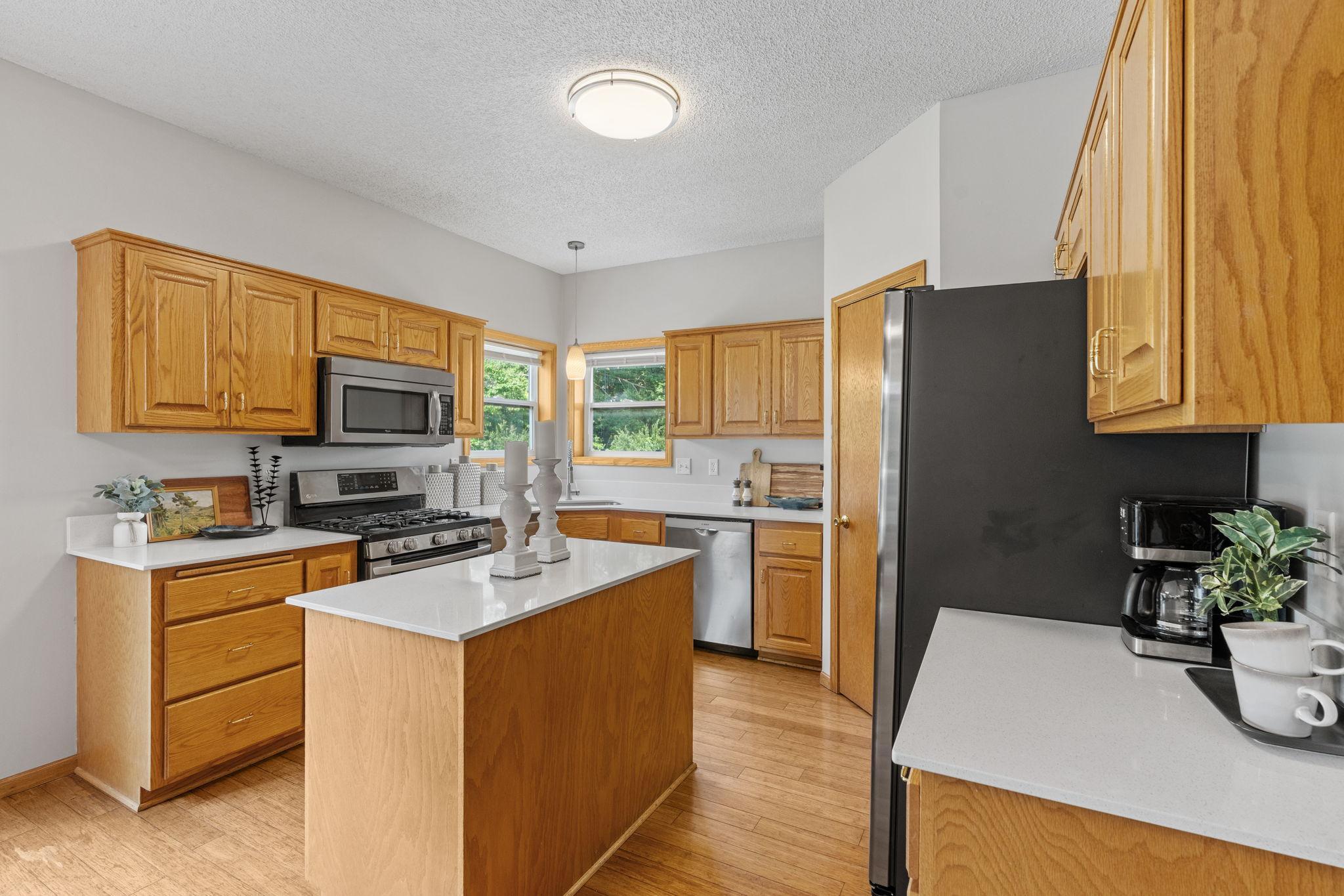 30-web-or-mls-9290 Creek Way-30.jpg
