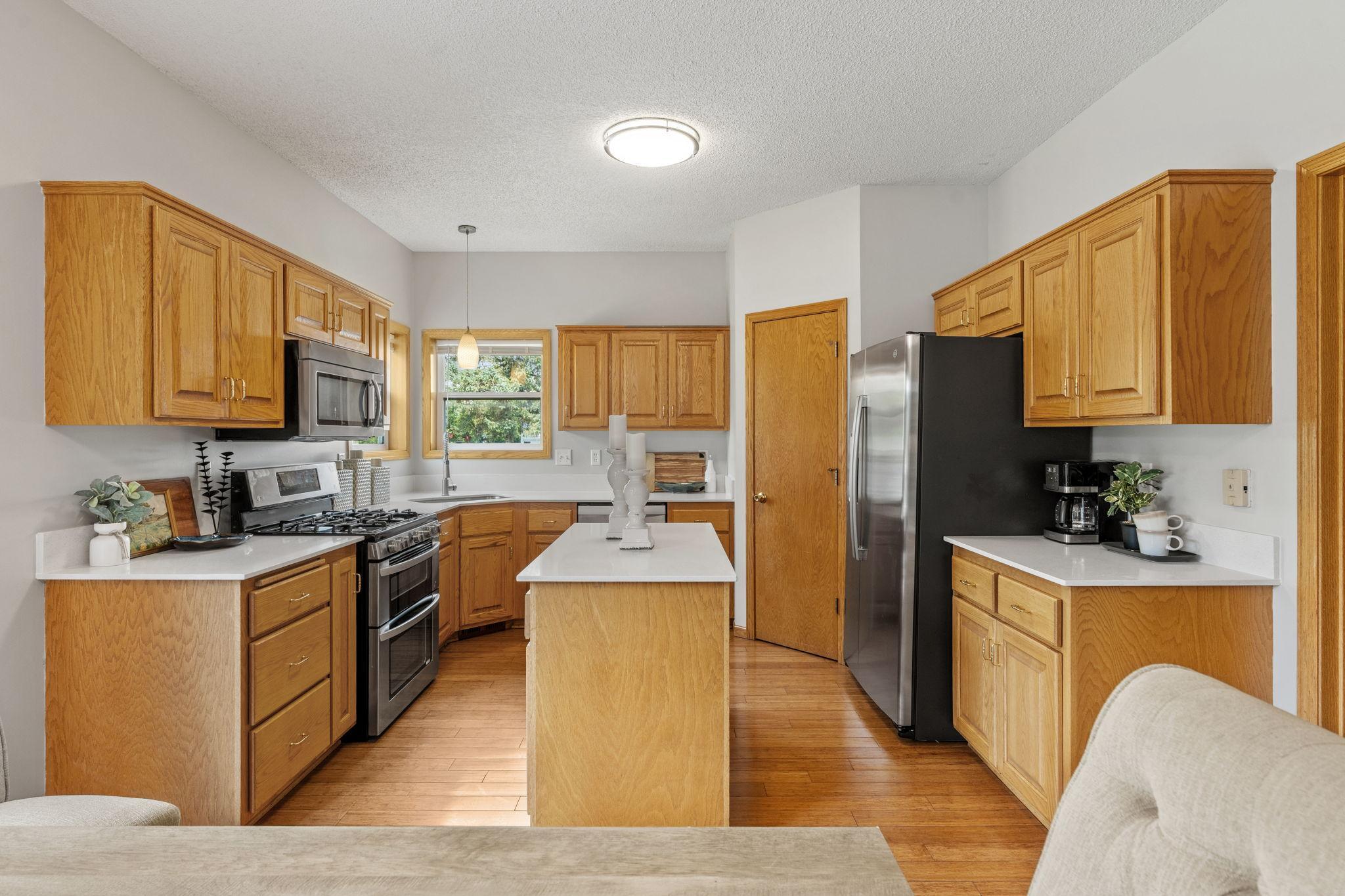 29-web-or-mls-9290 Creek Way-29.jpg