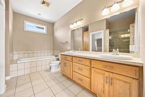 primary bathroom w/tub+shower