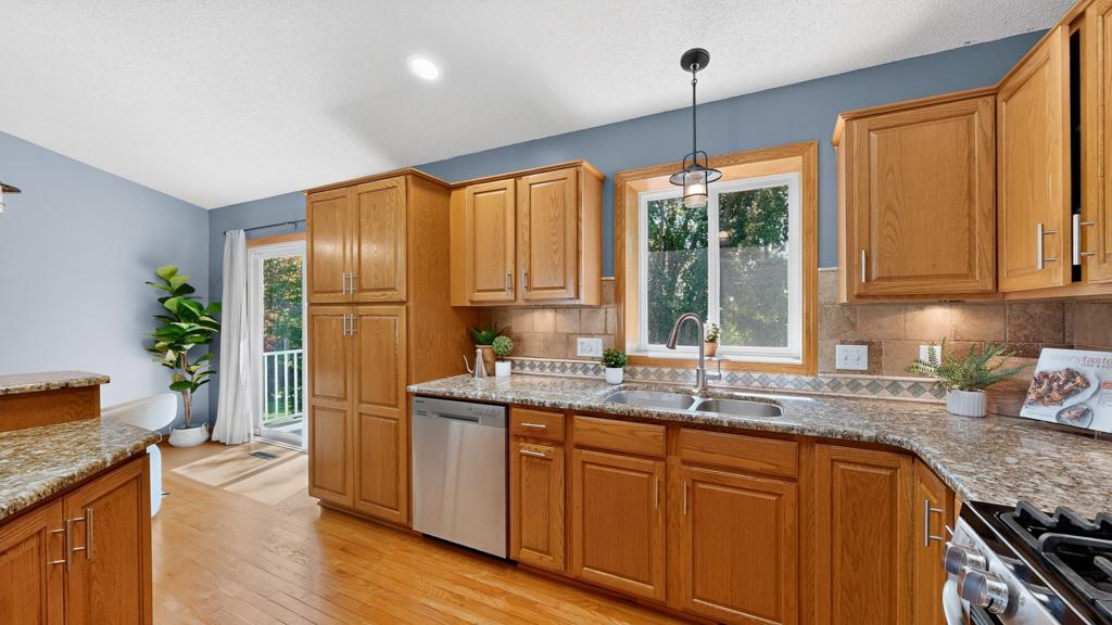 9 Kitchen-Granite Counter tops/Tile backsplash