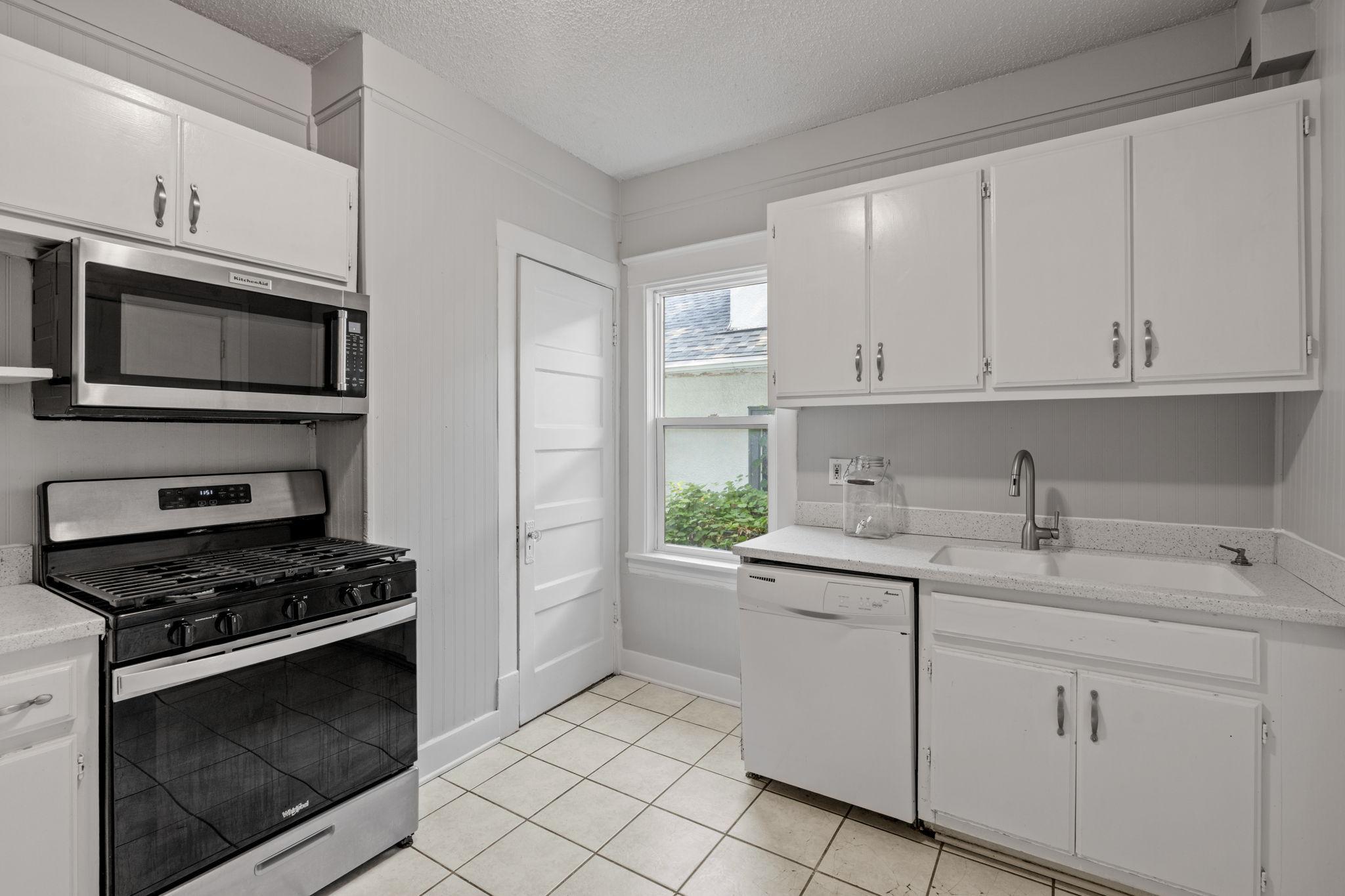 21-web-or-mls-1340 N Oliver Ave-21.jpg