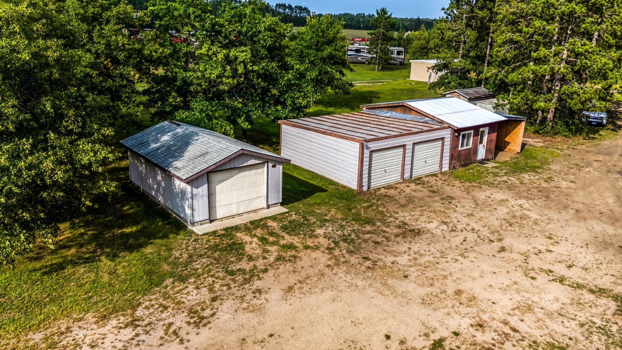 Single garage, summer kitchen w/double garage