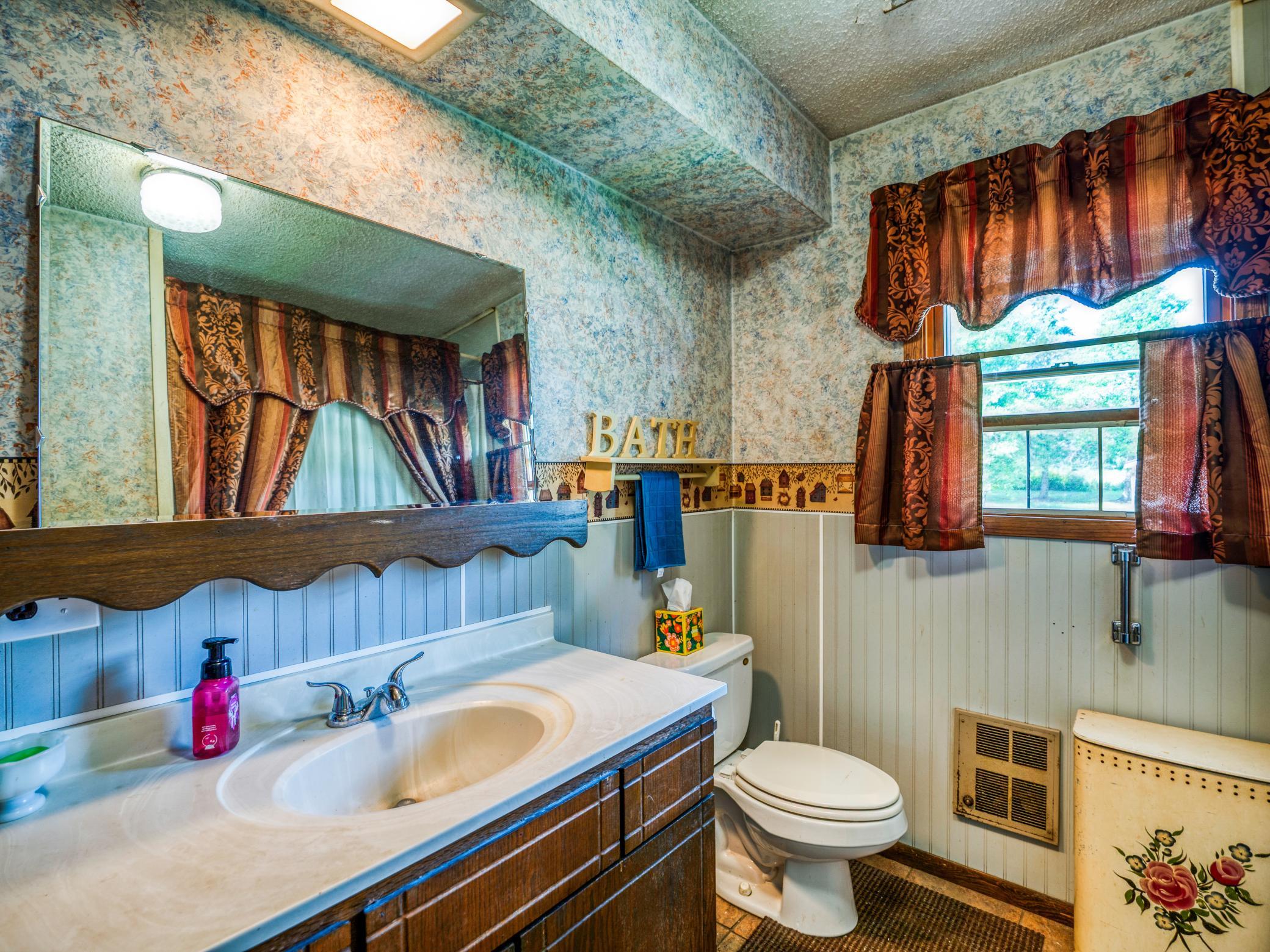 Main floor full bathroom