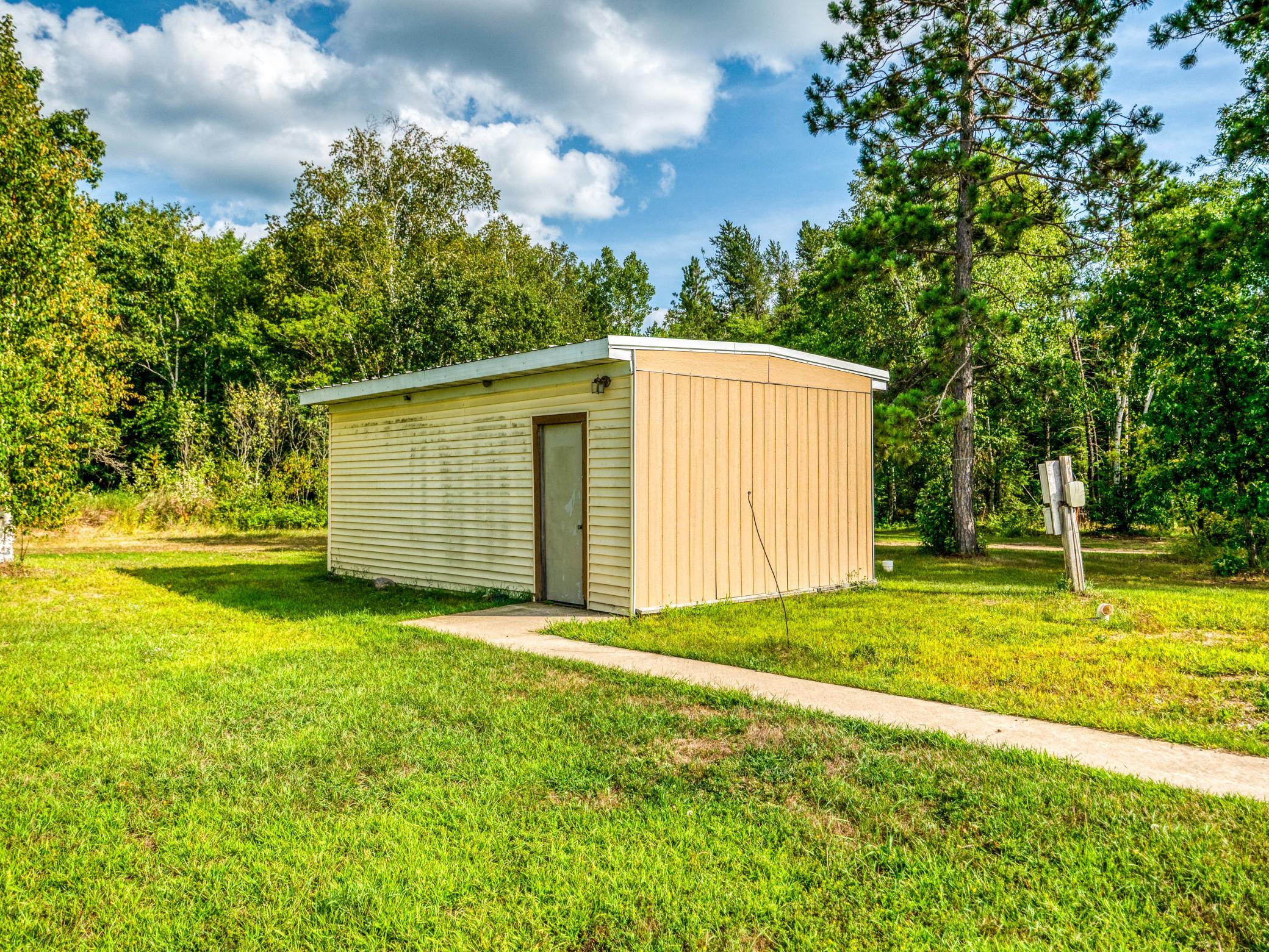 Single garage w/ hook ups for 2nd building site or RV!