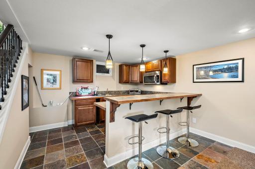 2005 Kenwood Drive W, Maplewood, MN 55117