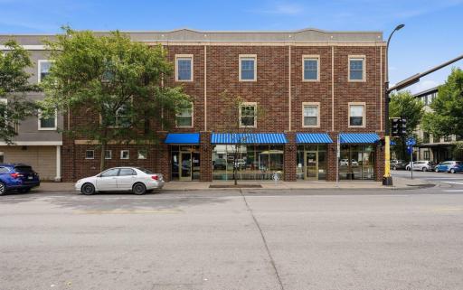Great building with a cute little coffe shop on ground level, close to shops, bars and restaurants within walking distance