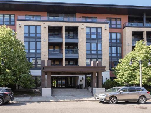 The Grand's Park Common front entrance offers free street parking for easily guest access.