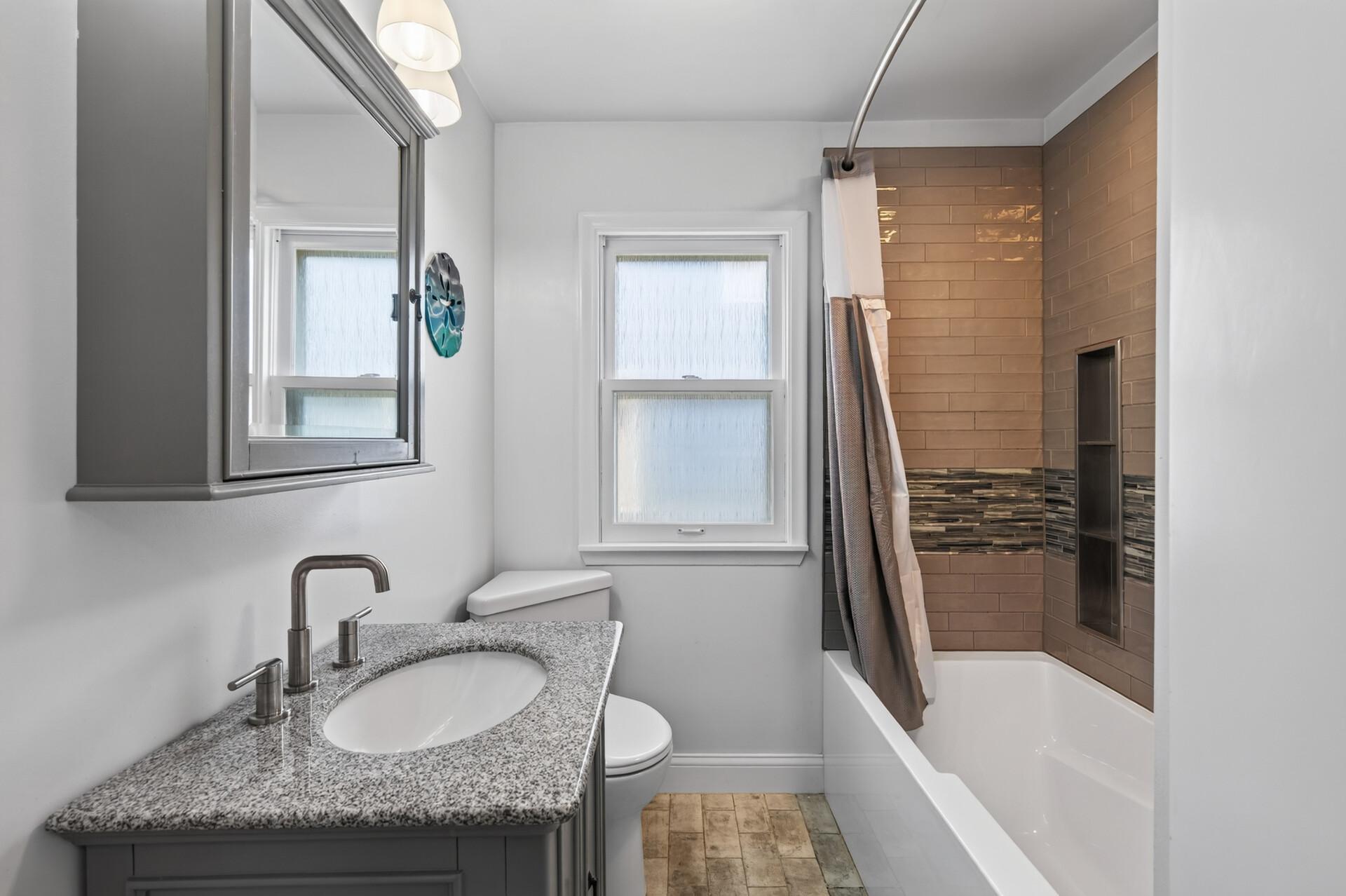 Main floor full bathroom