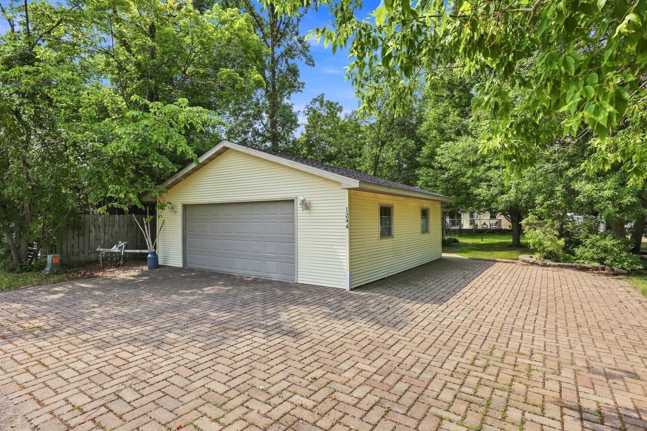 Double Garage & Nice Parking Area
