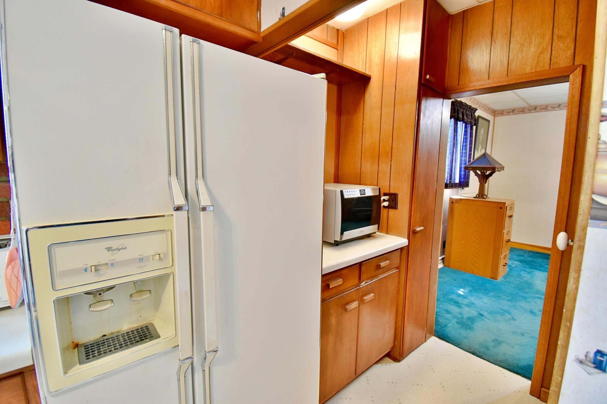 Extra nook area off the kitchen for extra storage or coffee bar