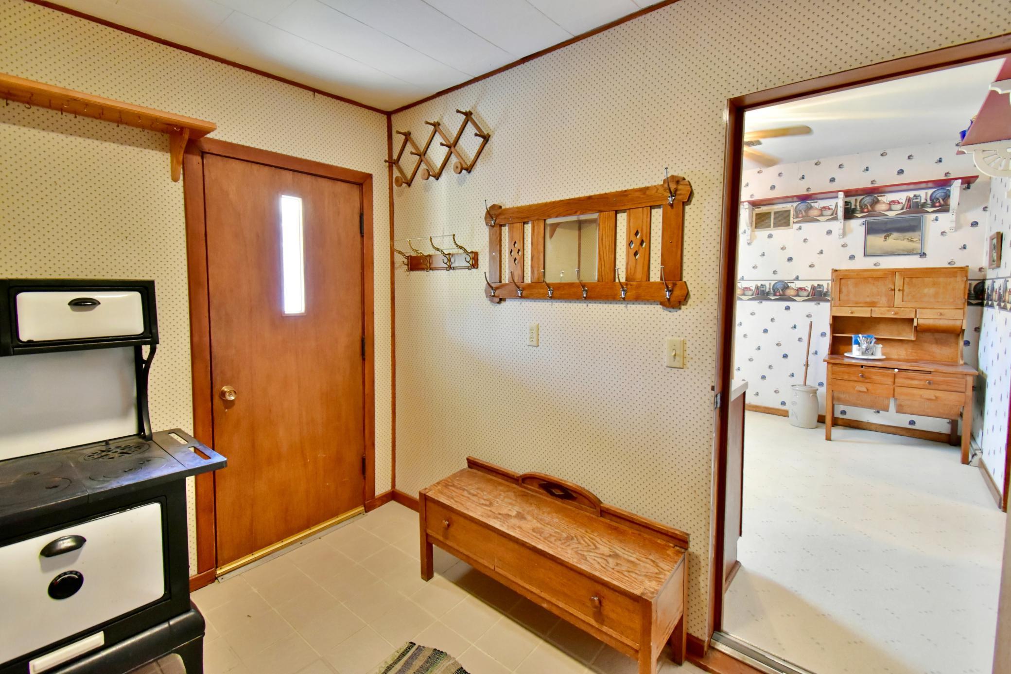 Large entry area as you come in from the garage or friends stop over for a visit