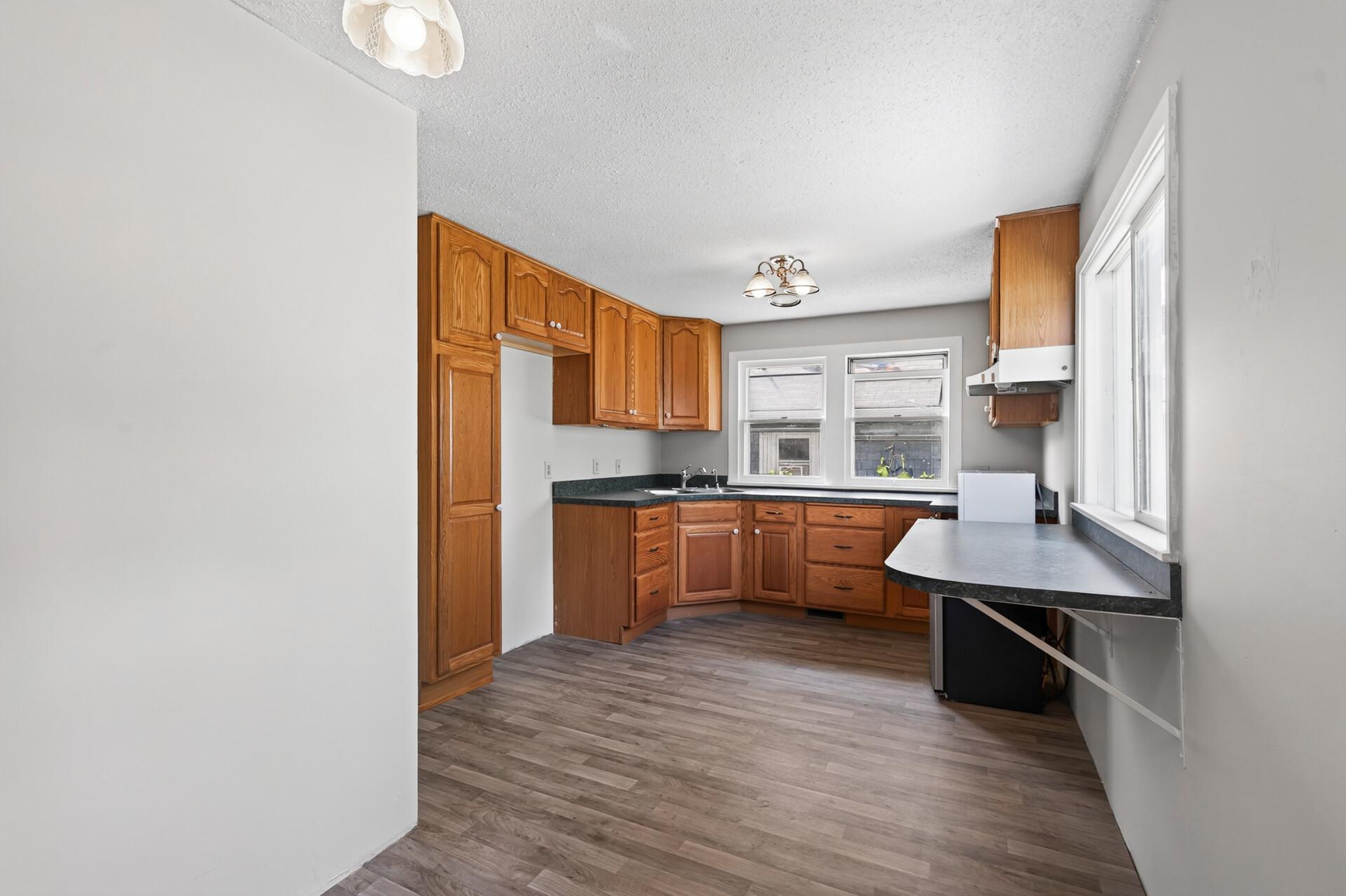 11_5334_Main_St_E11_mls.jpg