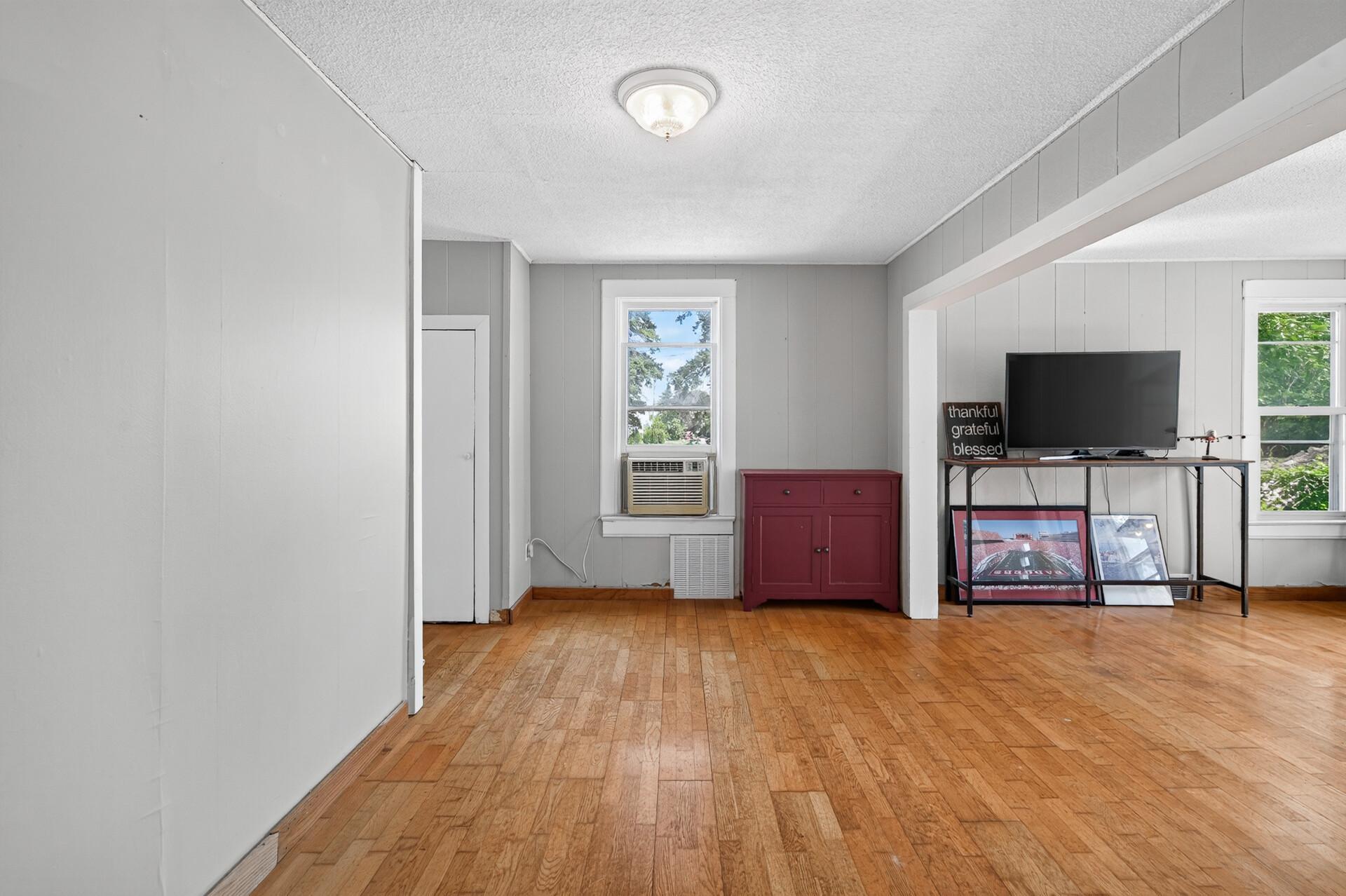 10_5334_Main_St_E10_mls.jpg