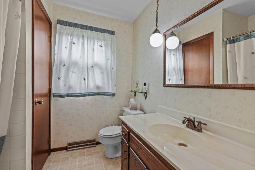 Upper level main bathroom