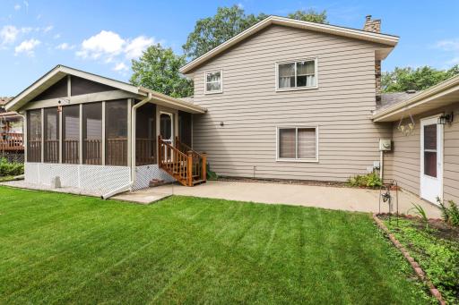 Awesome 3 season porch & patio area