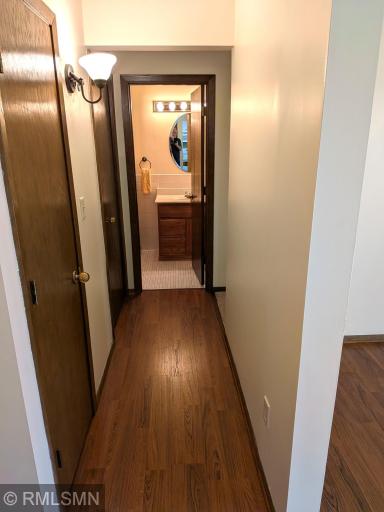 Hallway to 2nd Bath 1008.jpg