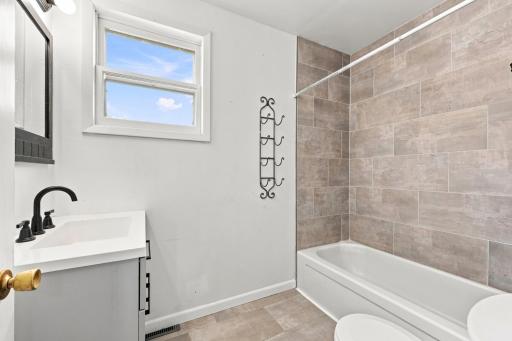MAIN LEVEL BATH