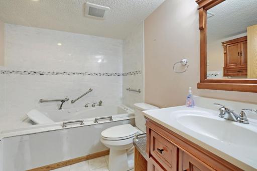 645 Tiffany Ln - Web Quality - 024 - 24 Bathroom.jpg