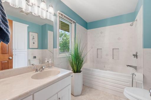 21-web-or-mls-813 Everett Dr-5.jpg